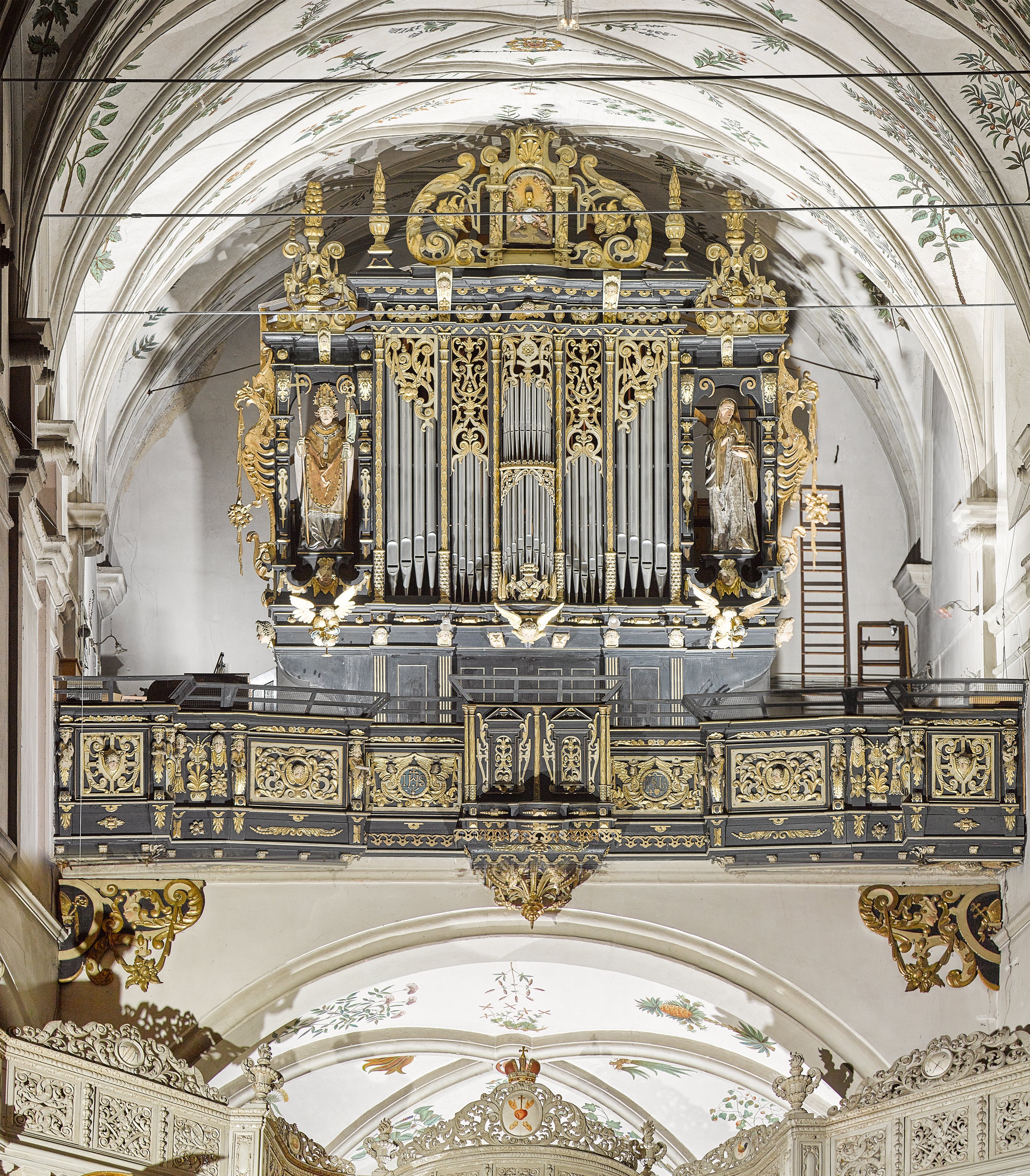 Orgel und Eingangsportal an der Westseite